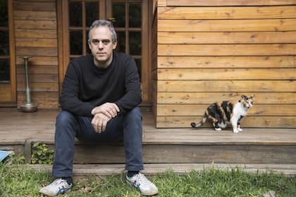 Federico León, el que se había prometido no volver a hacer de su casa un teatro