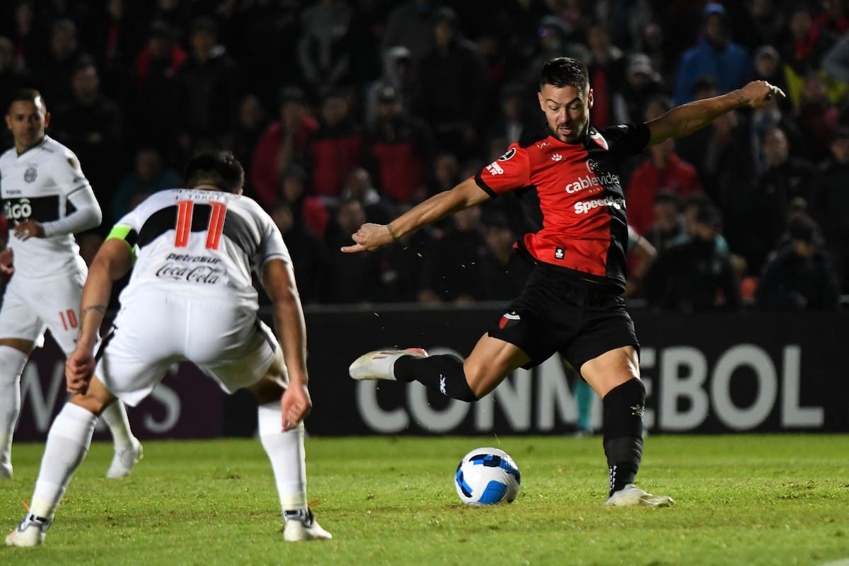 Federico Lértora igualó con un remate lleno de calidad, que fue abriéndose hacia el palo más lejano; después, el mediocampista contribuyó con el otro gol contra Olimpia para conseguir el pase de Colón a los octavos de final de la Copa Libertadores.