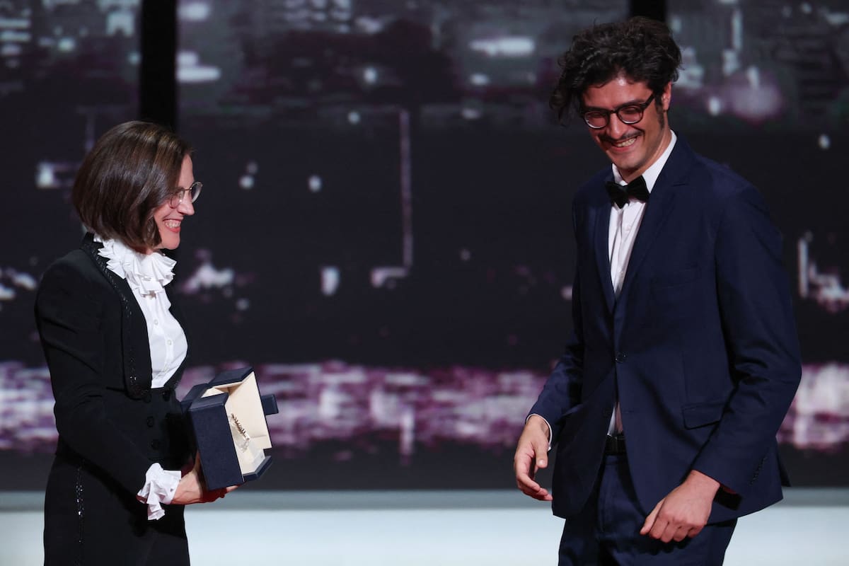 Federico Luis recibe la Palma de Oro al mejor cortometraje de Cannes 2026, este sábado, de manos de la directora española Carla Simón
