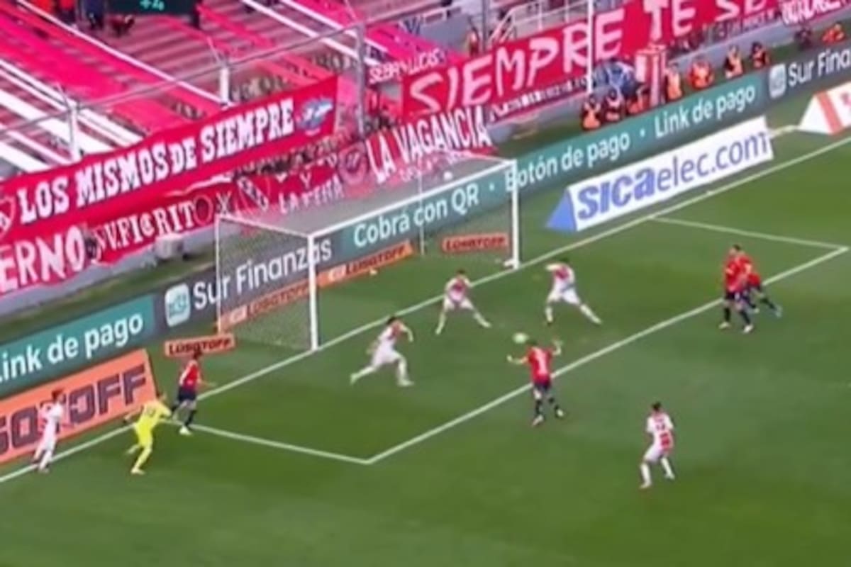 Federico Mancuello cabecea en el último minuto del partido y la pelota pegará en el travesaño; Independiente no pudo con Argentinos en su estadio