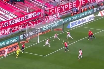 Federico Mancuello cabecea en el último minuto del partido y la pelota pegará en el travesaño; Independiente no pudo con Argentinos en su estadio