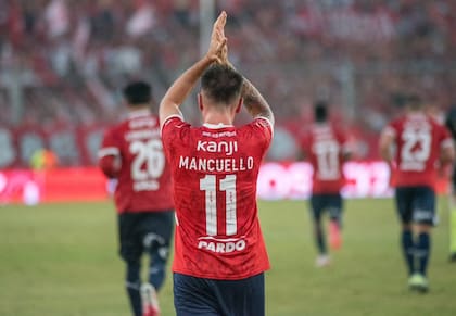 Federico Mancuello celebra el gol de Independiente ante Instituto