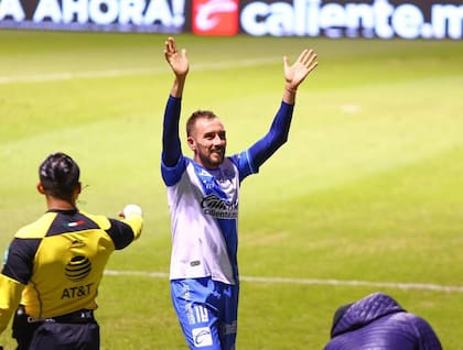 Federico Mancuello, con la camiseta de Puebla, club del que busca desvincularse para llegar a Independiente