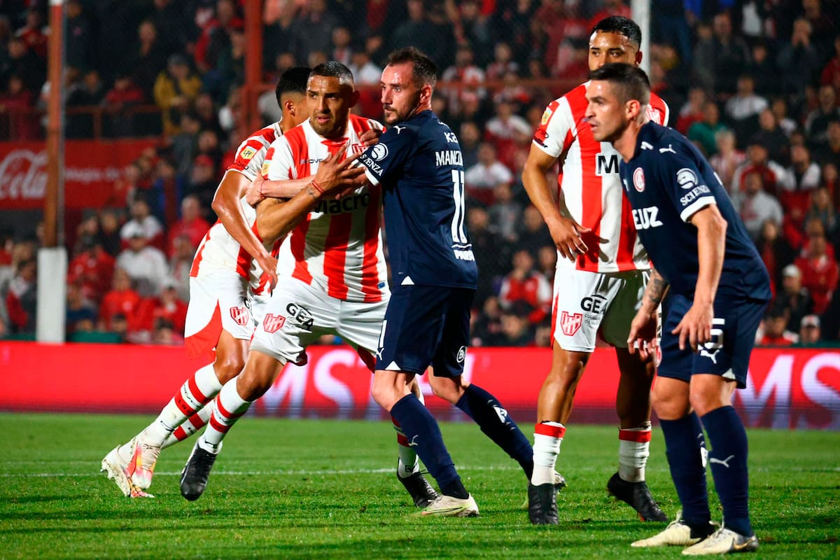 Federico Mancuello y Damián Pérez esperan un córner, como Independiente quedó observando lo que hizo Instituto en Alta Cordoba por la Liga Profesional, en el debut de Julio Vaccari como DT del equipo de Avellaneda.