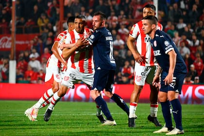 Federico Mancuello y Damián Pérez esperan un córner, como Independiente quedó observando lo que hizo Instituto en Alta Cordoba por la Liga Profesional, en el debut de Julio Vaccari como DT del equipo de Avellaneda.