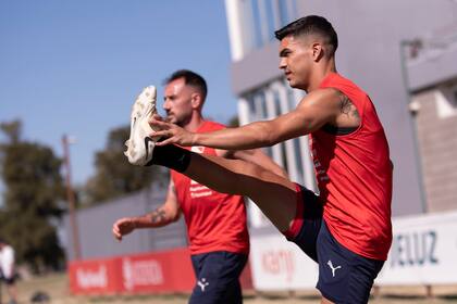 Federico Mancuello y el recientemente incorporado Rodrigo Fernández Cedrés en una práctica de Independiente, que este sábado jugará frente a Defensor en Uruguay su primer partido de 2025.