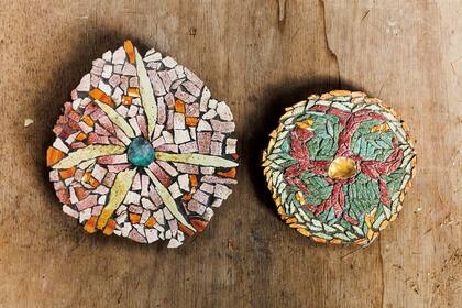 Federico Marchesi trabaja con piedras de colores de las canteras de Los Menucos.