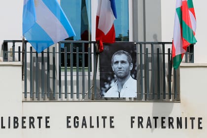 Federico Martín Aramburú, homenajeado por la municipalidad de Biarritz con una foto y la bandera argentina tras su homicidio; la policía capturó a un sospechoso a fines de abril.