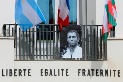 Federico Martín Aramburú, homenajeado por la municipalidad de Biarritz con una foto y la bandera argentina tras su homicidio; la policía capturó a un sospechoso a fines de abril.