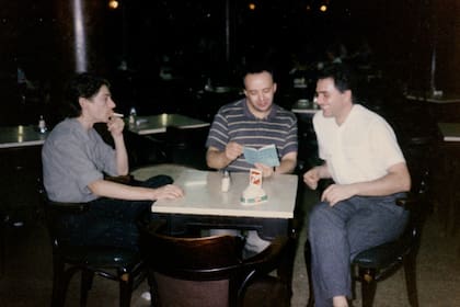 Federico Moura, el actor y diseñador Patricio Bisso y Roberto Jacoby; tiempos de esplendor creativo en una mesa de la Confitería La Ideal