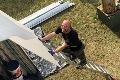 Federico Nacarado en plena obra. Va a usar el dinero que ganó en el sorteo de Milei para pagar las herramientas que compró