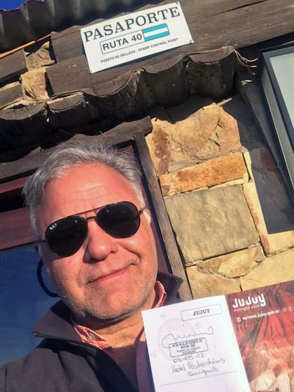 Federico Norte con su propio pasaporte en Susques.