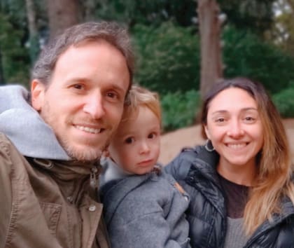Federico, otro de los hijos que tuvo con Valeria, su hijo Benicio
y su mujer Luz.