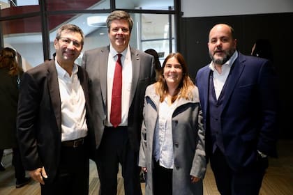 Federico Ovejero (General Motors), de corbata roja