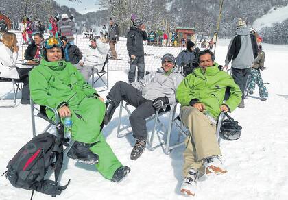 Federico Pedernera (primero, izq.) viajó a Chapelco con dos amigos y sumó por primera vez a su hijo