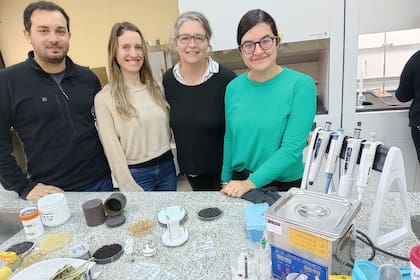 Federico Ponce, Pamela Ramos, Marcela Bavio y Florencia Jerez en su laboratorio en Olavarría, donde investigan el uso de yerba mate para la elaboración de supercapacitores