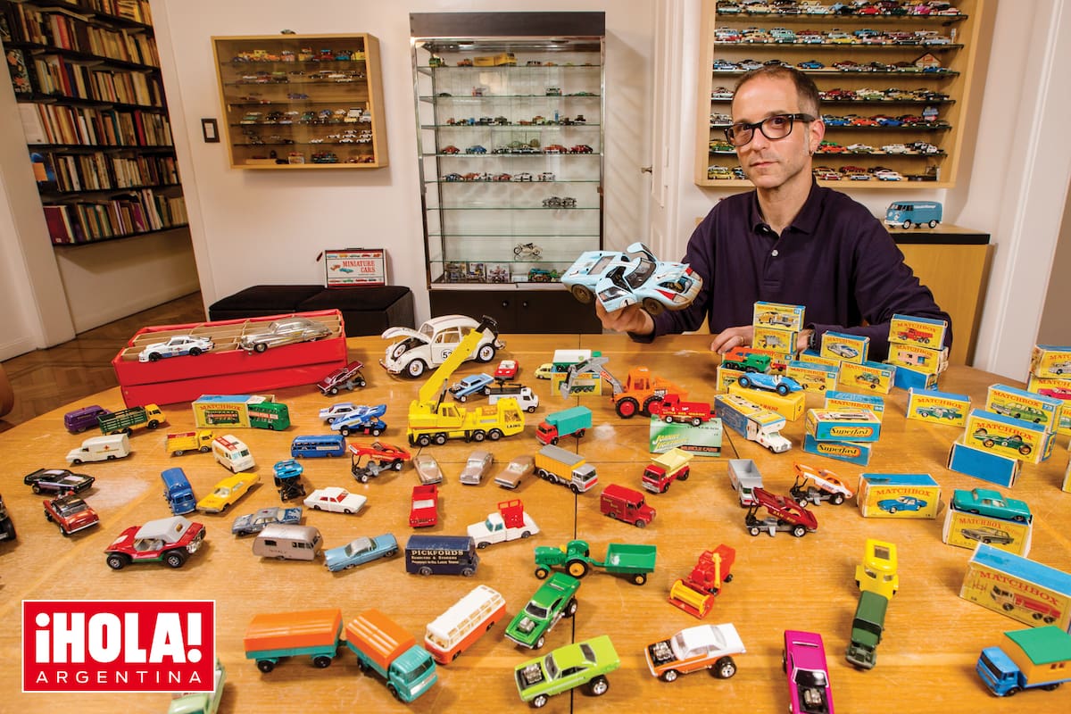 Federico posa con algunas piezas. En su mano sostiene Ford GT40 de 1966. "Es un coche emblemático porque con este, Ford ganó en Lemans después de muchos años de no vencer a Ferrari. Por eso se convirtió en un auto icónico y es probablemente uno de los cinco más importantes de la historia del automovilismo. A este lo tengo en un tamaño más grande, en una escala 1/18", explica entusiasmado.
