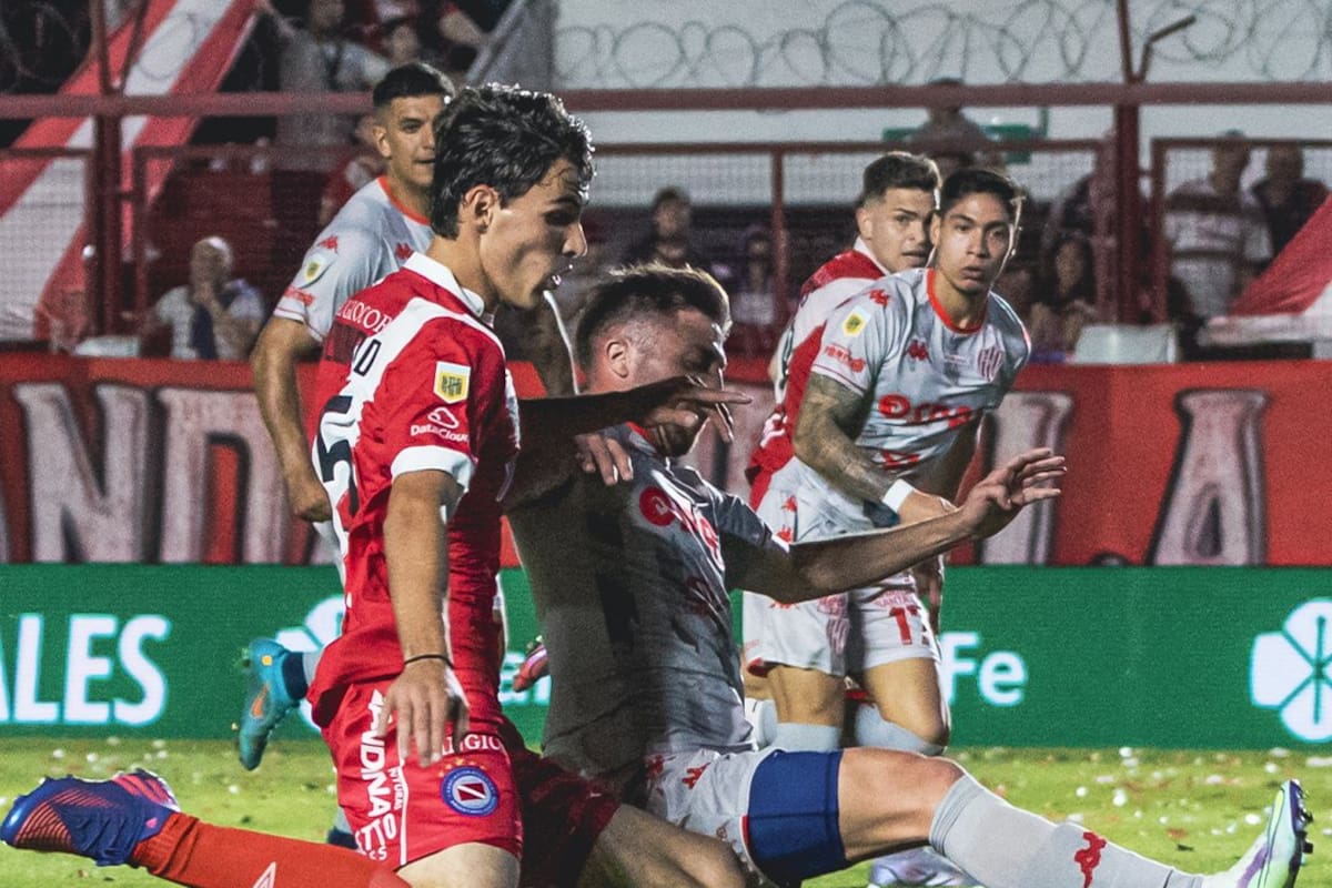 Federico Redondo, con la camiseta 5 que llevó su papá hace más de 30 años