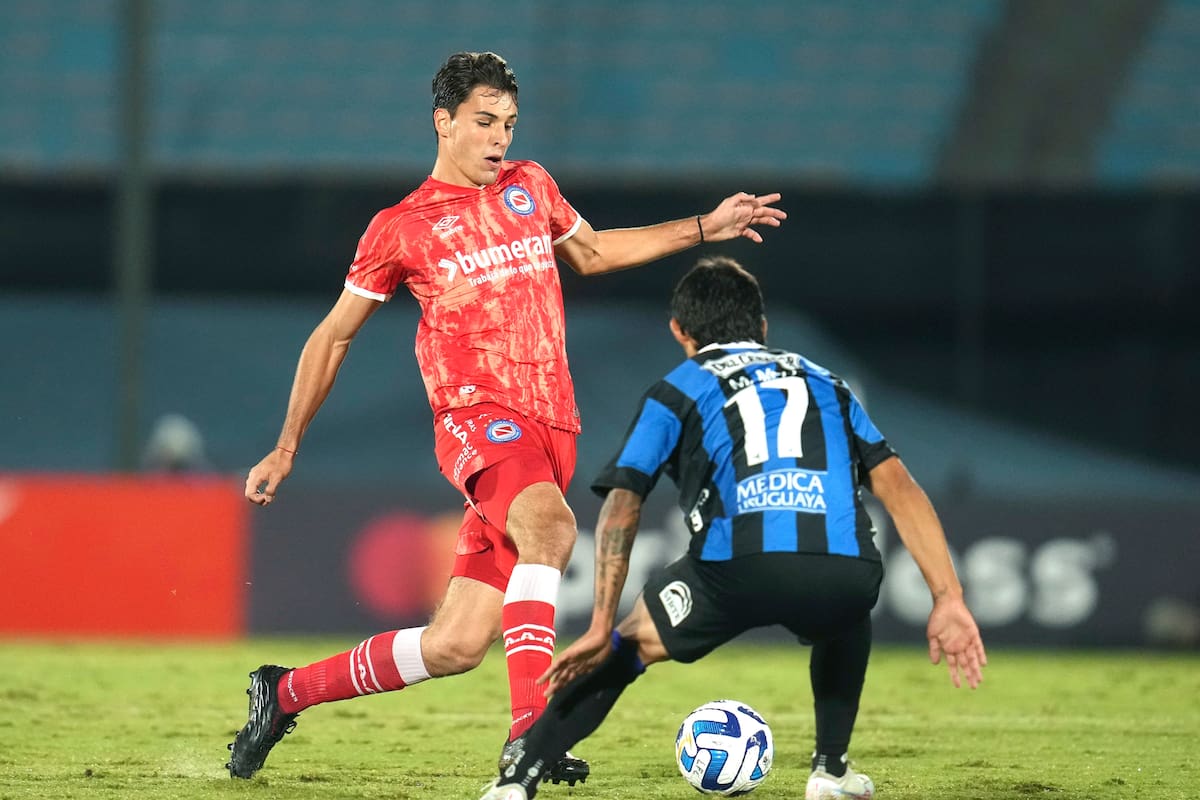Federico Redondo, de Argentinos Junior, fue pedido por Martín Demichelis para River: en la acción, el volante central conduce el balón ante Marcelo Meli, de Liverpool de Uruguay, en un partido de la Copa Libertadores, disputado en Montevideo el martes 2 de mayo de 2023