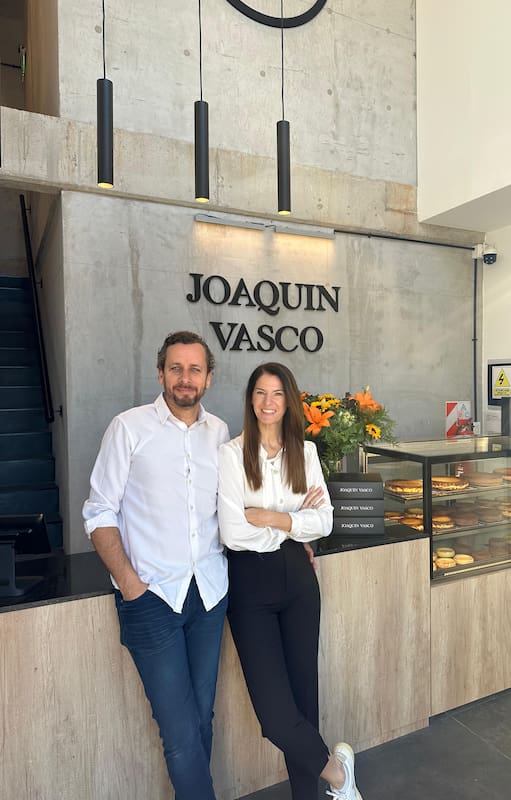 Federico Reznick y Belén Durañona en el nuevo local de Nordelta dedicado a las tartas vascas.