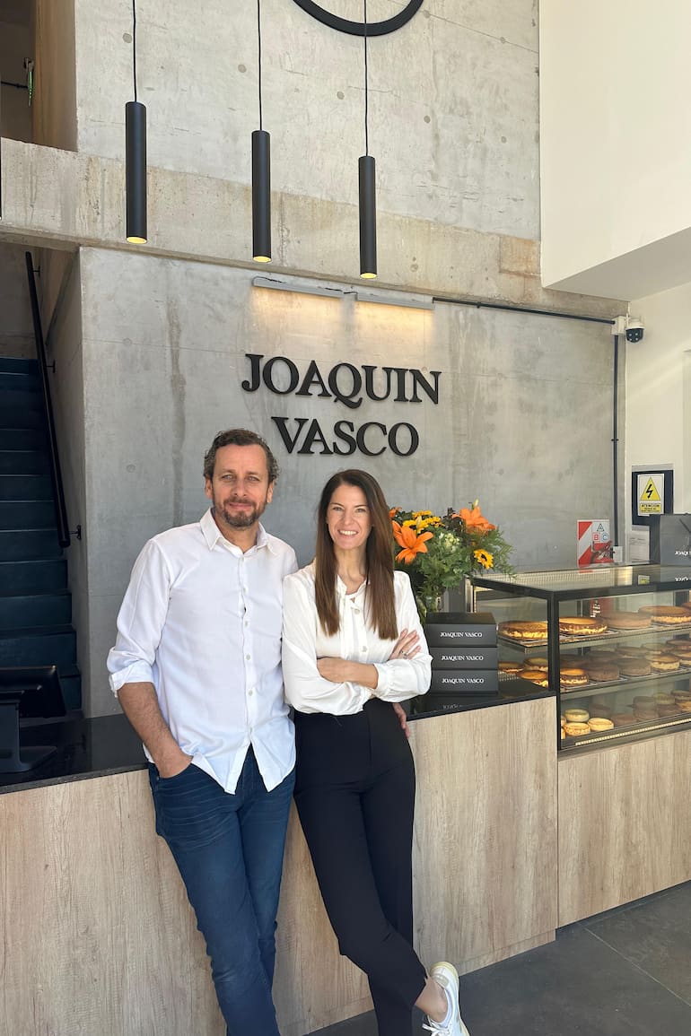 Federico Reznick y Belén Durañona en el nuevo local de Nordelta dedicado a las tartas vascas.