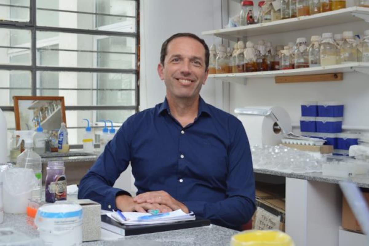 Federico Sisti en su laboratorio del Instituto de Biotecnología y Biología Molecular