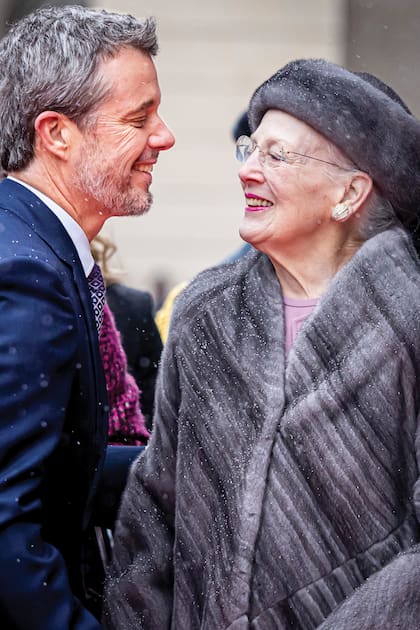Federico sonríe antes de saludar a su madre, la reina Margarita, el día después de que ella abdicara al trono y él fuera proclamado Rey.