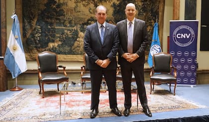 Federico Sturzenegger con el presidente de la CNV, Roberto Silva