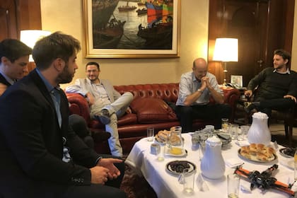 Federico Sturzenegger conversó con economistas entre café, medialunas, frutas y modelos a escala de las naves de Star Wars, una de sus pasiones.