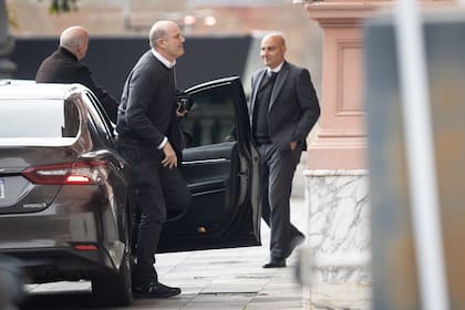 Federico Sturzenegger llega a la reunión de Gabinete en Cada Rosada