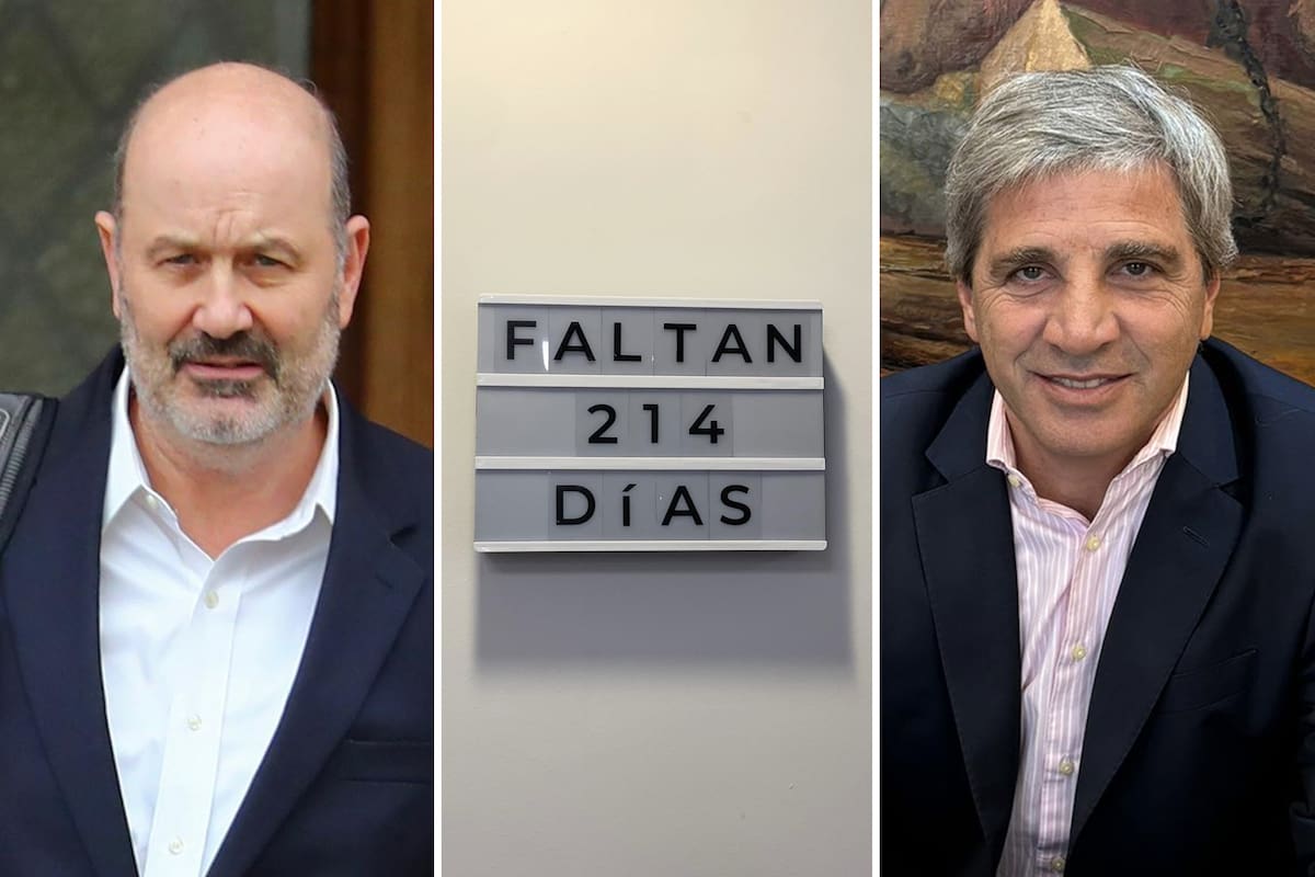 Federico Sturzenegger, Luis Caputo y el cartel que el primero tiene en la puerta de su despacho del Ministerio de Desregulación