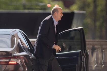 Federico Sturzenegger planteó al jefe de Estado el retraso en el sueldo de los funcionarios nacionales ante la dificultad para retener técnicos frente a las ofertas del mercado privado