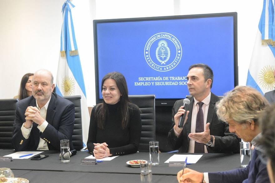 federico-sturzenegger-sandra-pettovello-y-julio-N4F6ZNMTQJABPITDA7TBCHGDW4