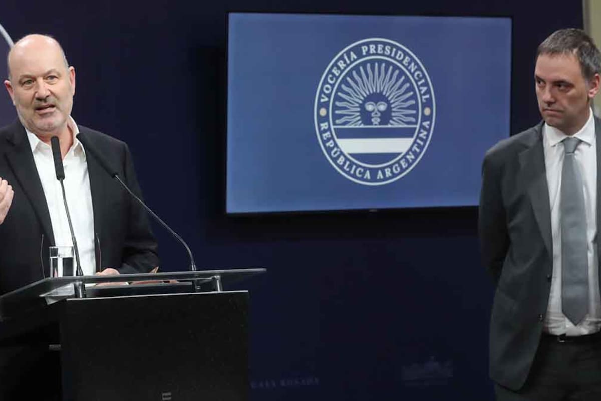 Federico Sturzenneger y Manuel Adorni, en el anuncio de las medidas del Gobierno
