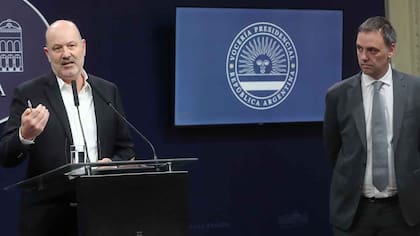 Federico Sturzenneger y Manuel Adorni, en el anuncio de las medidas del Gobierno