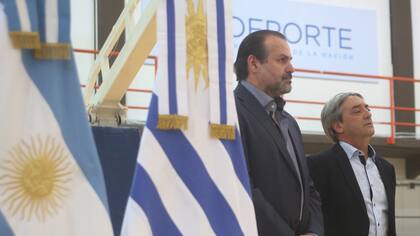 Federico Susbielles, presidente de la Confederación Argentina de básquetbol, y Fernando Cáceres, secretario de Deporte de Uruguay