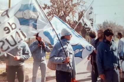 Federico tiene 16 banderas; cuando sus compañeros hacían el calentamiento, él, desde la cancha, colgaba algunas en el alambrado, hasta que un entrenador se lo prohibió para que estuviera 100% concentrado en el juego.