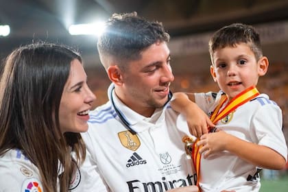 Federico Valverde, de Real Madrid, en una postal con su mujer, Mina Bonino, y su primer hijo, Benicio; el aguerrido volante será el capitán de Uruguay frente a Argentina este jueves.
