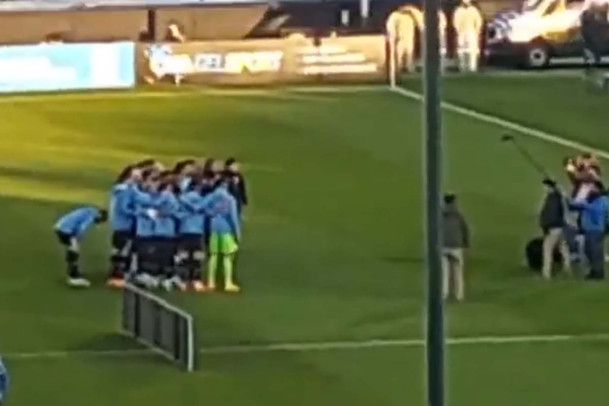 Federico Valverde se agacha en el instante de la foto del seleccionado de Uruguay con el presidente Luis Lacalle Pou y no sale en la imagen.