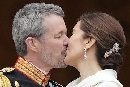 Federico X de Dinamarca besa a la reina María tras asumir como rey en el balcón del palacio