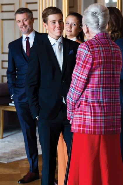 Federico X mira orgulloso a su hijo Vincent, que conversa con su madre, la reina emérita Margarita.