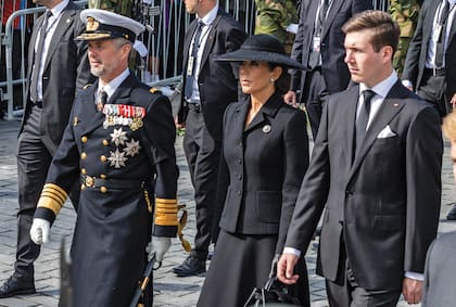 Federico y Mary de Dinamarca (con blazer y falda de Andiata, cartera modelo Islington de Mulberry y stilettos Gianvito Rossi) llegaron a Oslo a bordo del buque real Dannebrog