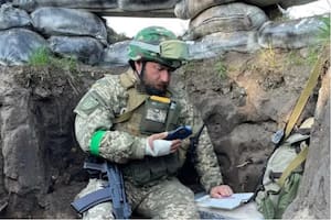Fedir Shandor dicta sus clases desde las trincheras en el este de Ucrania