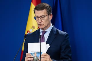 Feijóo quiere jóvenes ambiciosos y que "no vivan del Estado" y les alerta de partidos que "discuten" la democracia