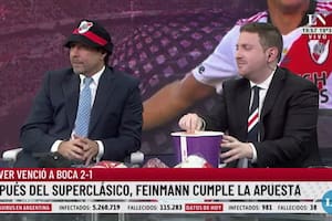 Feinmann cumplió la apuesta ante la risa de todos.