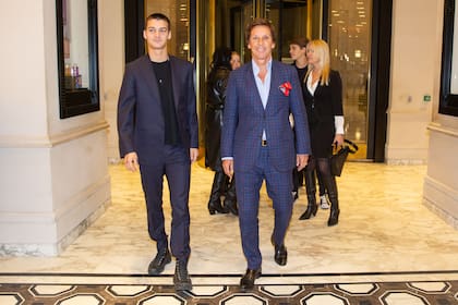 "Felices 25 años, festejamos nuestras bodas de Plata, que lindo camino hemos recorrido, seguimos nuestro viaje, te amo", le dedicó Gravier a Valeria. En la foto, el empresario camina junto a su hijo Benicio.