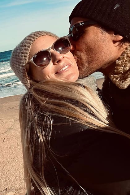 Felices, Agustina y Martín Bustamante hicieron una escapada a la playa y se animaron a subir su primera selfie juntos.