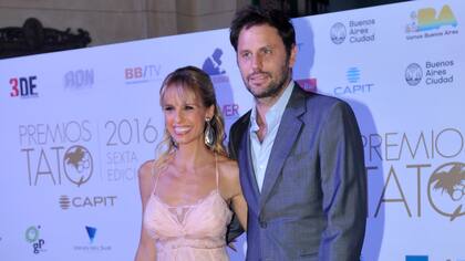 Felices con sus premios. Mariana Fabbiani y su pareja, el productor Mariano Chihade