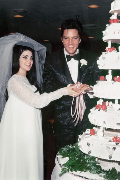 Felices, cortan su torta de boda. Él le propuso matrimonio en la Navidad de 1966, siete años después de haberse conocido.