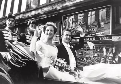 Felices, la princesa Margarita y el príncipe Henrik pasean por la ciudad en una carroza y reciben el cariño de los daneses.